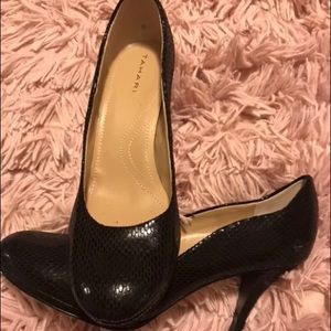 ⭐️FREE Tahari Pumps